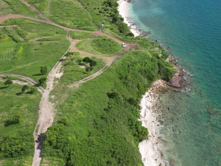 Plage des Nudistes with rough parking area above