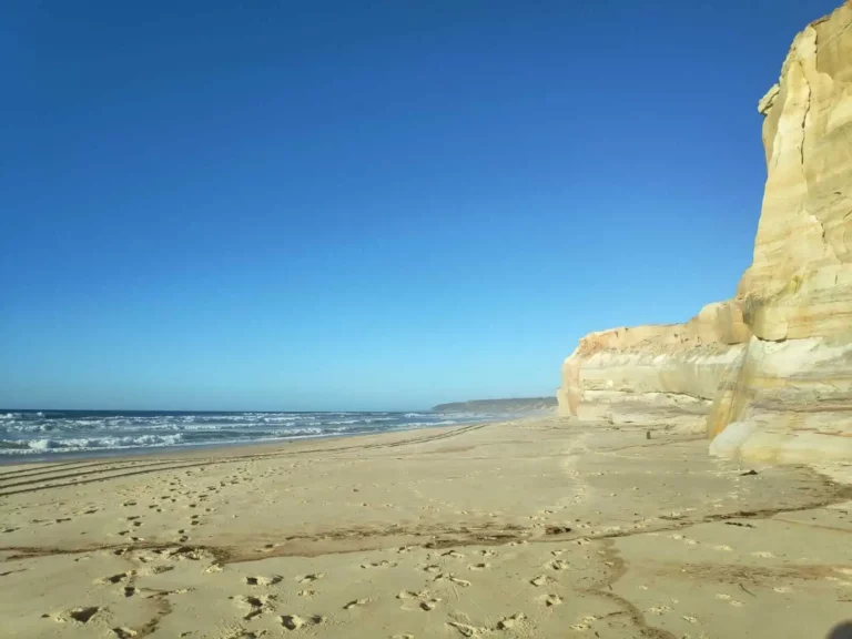 The rock cliffs are great for privacy at Praia do Rei Cortiço