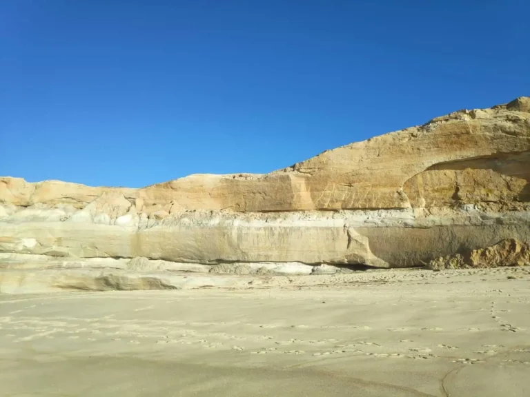 Cosy spots can be found near the rock cliffs at Praia do Rei Cortiço