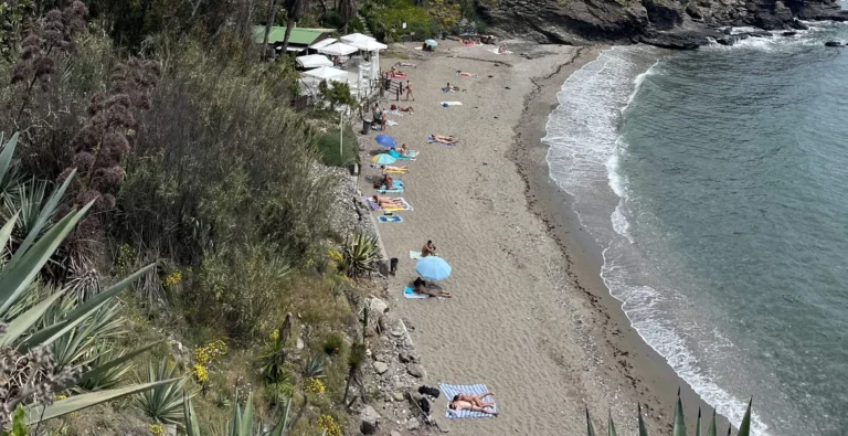 The cosy beach area at Playa de Benalnatura