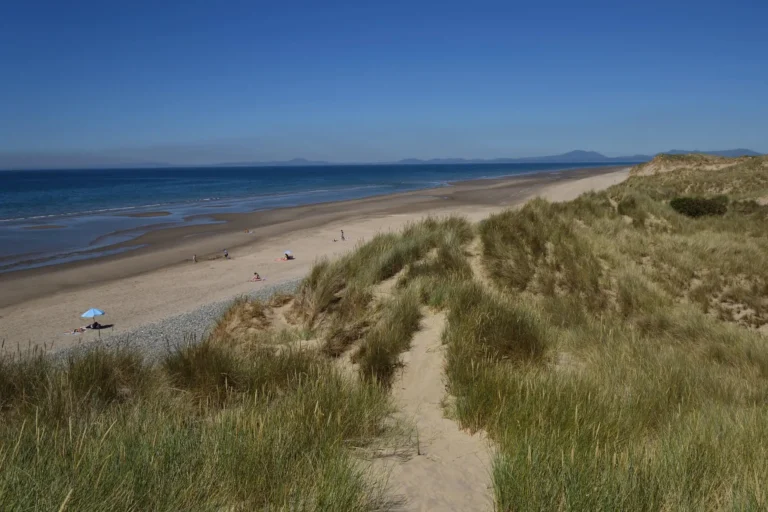 Alternative access is via the sand dunes at Morfa Dyffryn